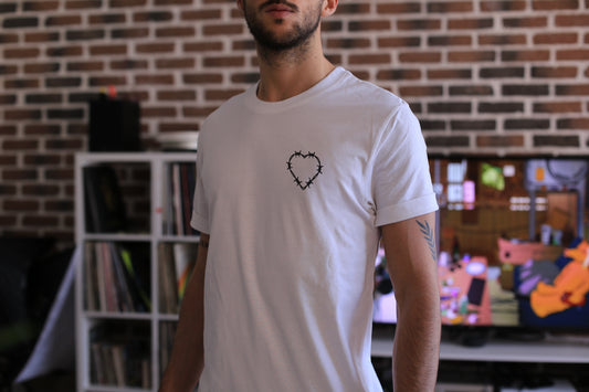 homme portant un Tee shirt cœur en barbelé blanc