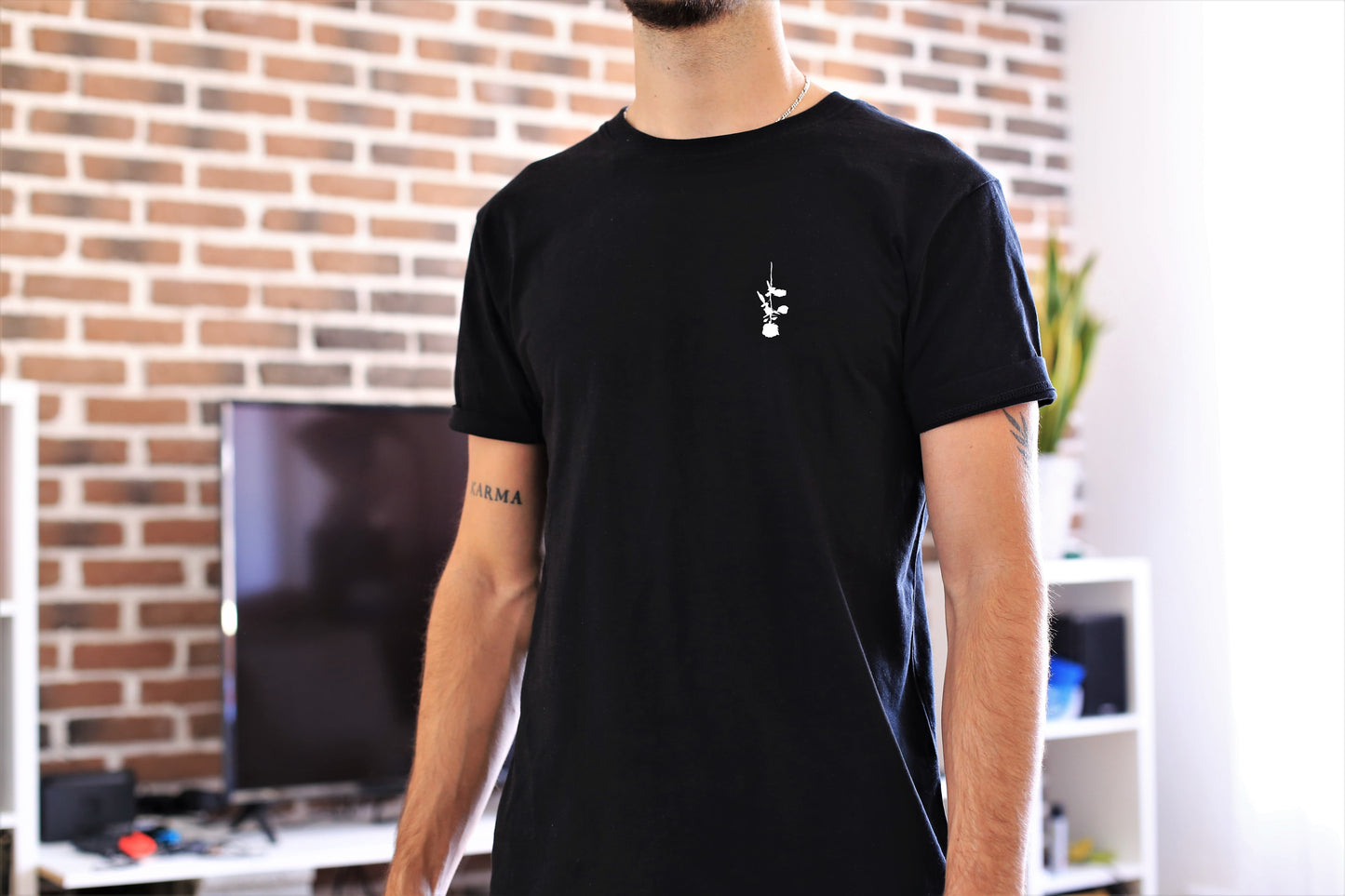 homme portant un Copy of Tee shirt logo rose minimaliste noir