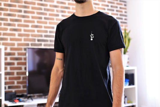 homme portant un Copy of Tee shirt logo rose minimaliste noir