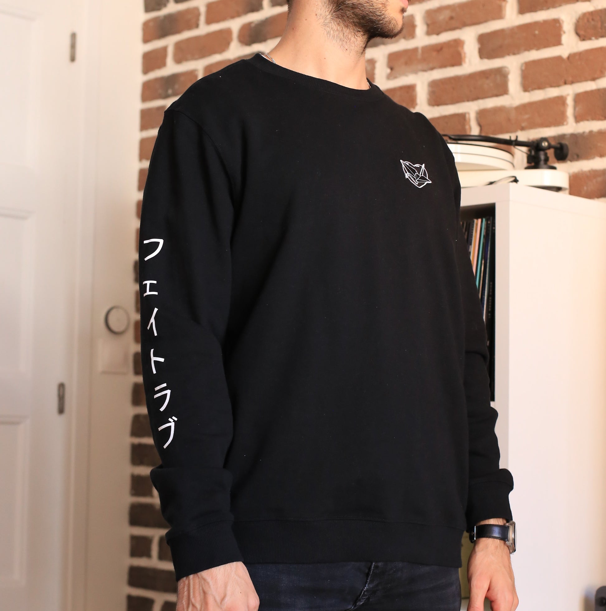 homme portant un Sweat noir origami et cœur édition japon 