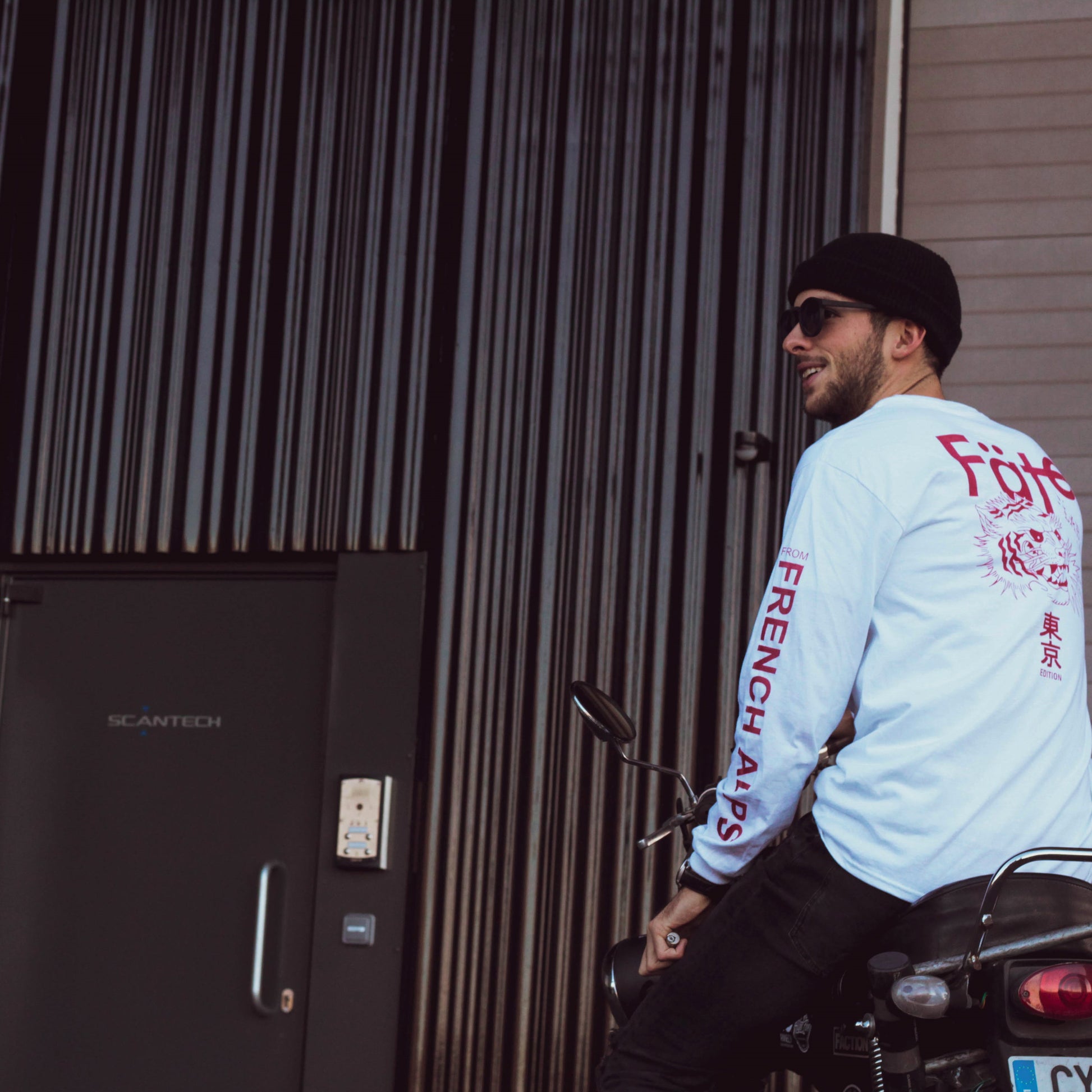 mannequin portant un Tee shirt manches longues Tokyo blanc  sur une moto