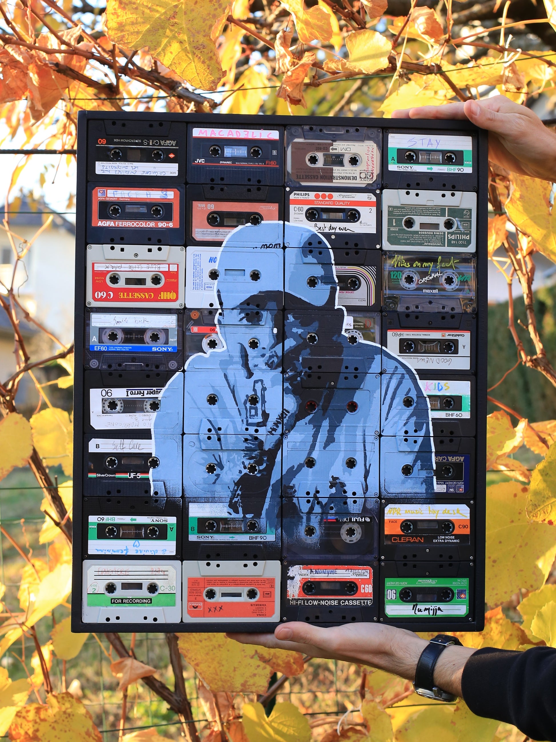 peinture sur cassette audio représentant mac miller