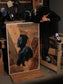 artiste regardant son oeuvre peinture sur bois