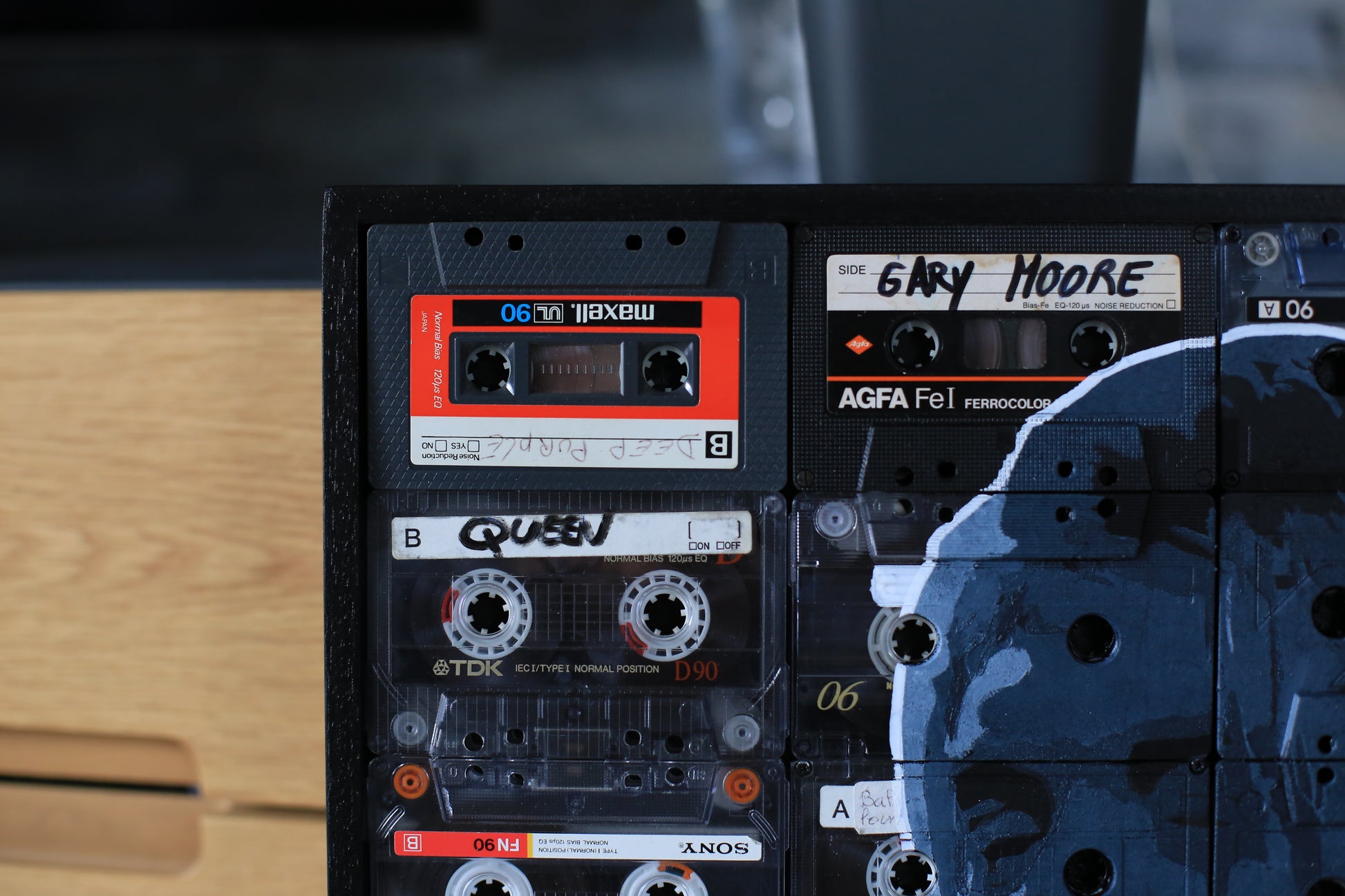 portrait de kurt cobain peint sur cassette audio