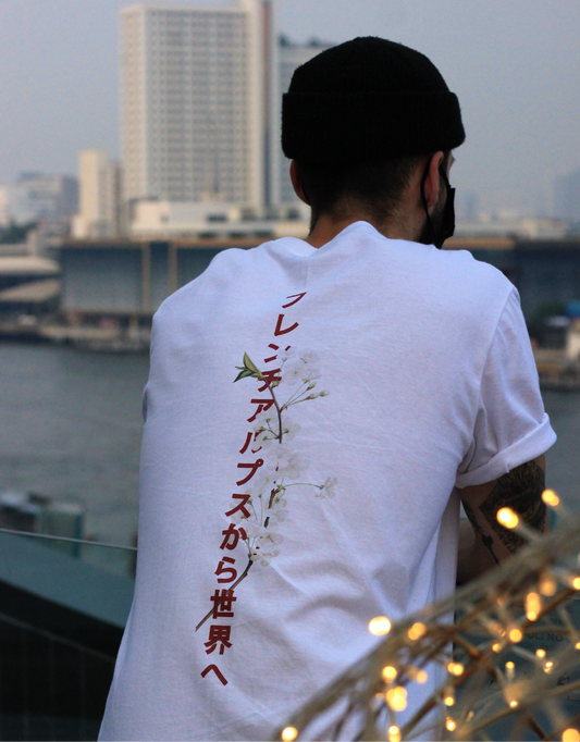 Tee shirt blanc et ecritures japonaises rouge dans le dos